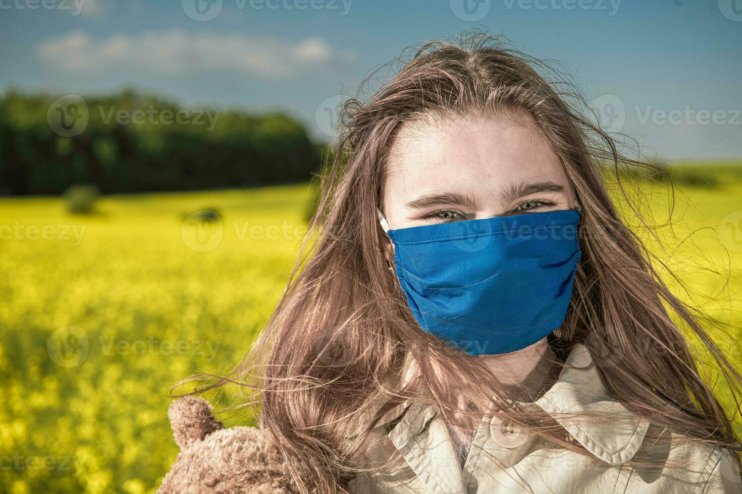 gelukkig tiener Kaukasisch meisje vervelend blauw gezicht masker foto
