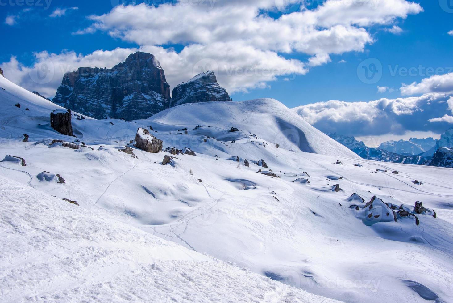 toppen van de dolomieten in de winter foto