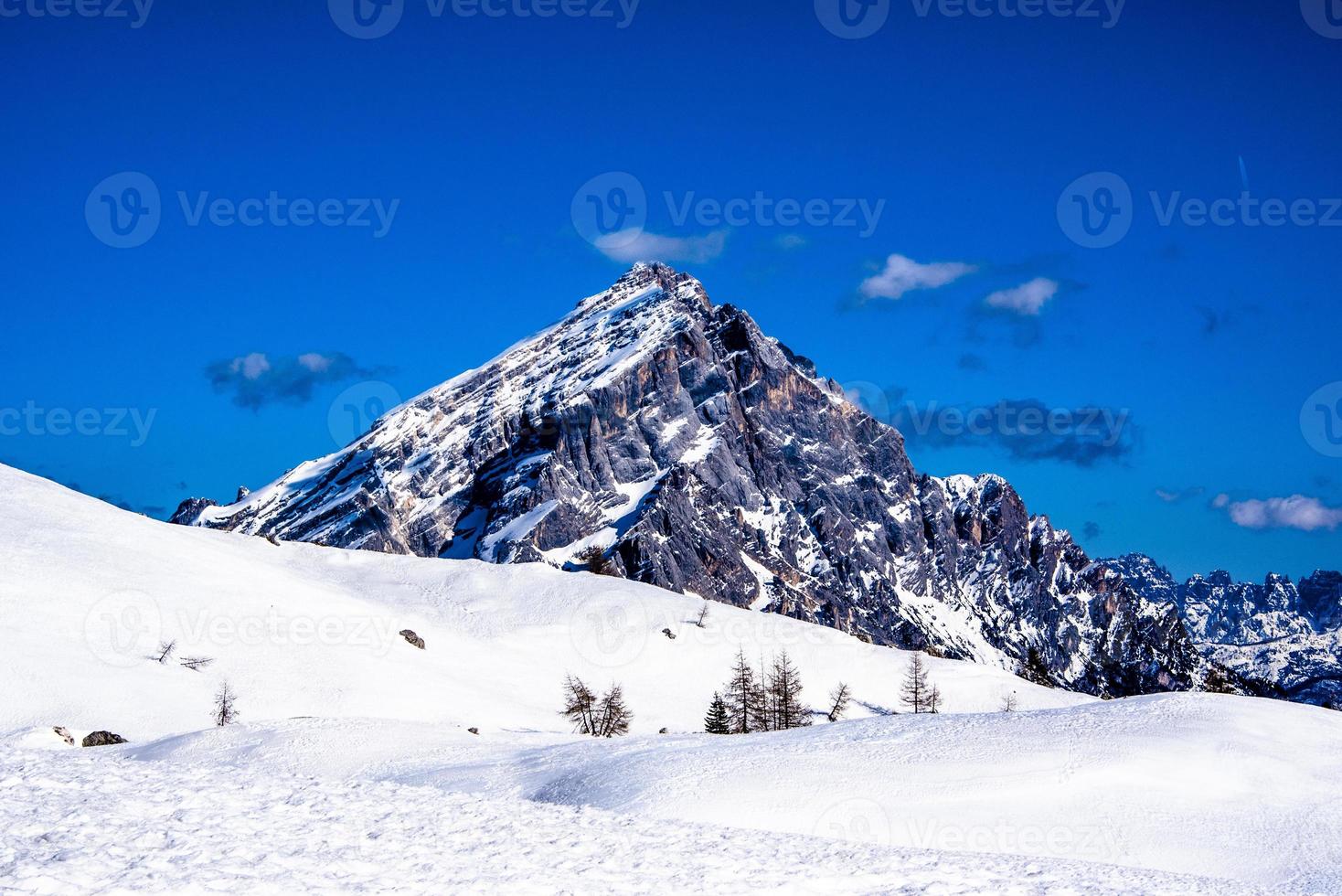 toppen van de dolomieten in de winter foto