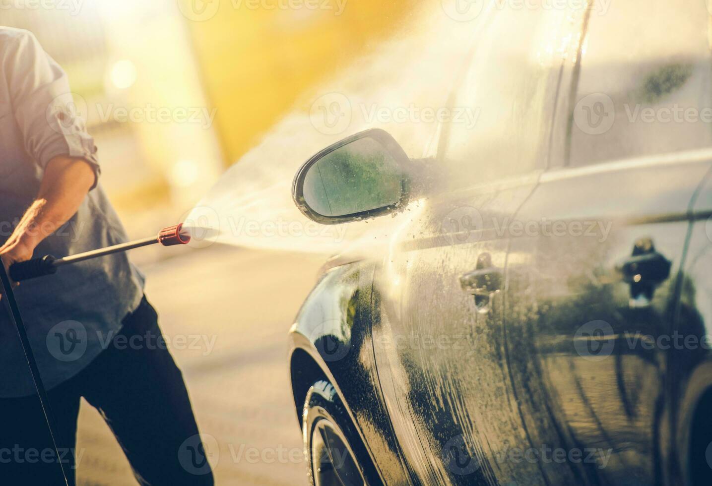 Kaukasisch mannen het wassen zijn modern auto foto