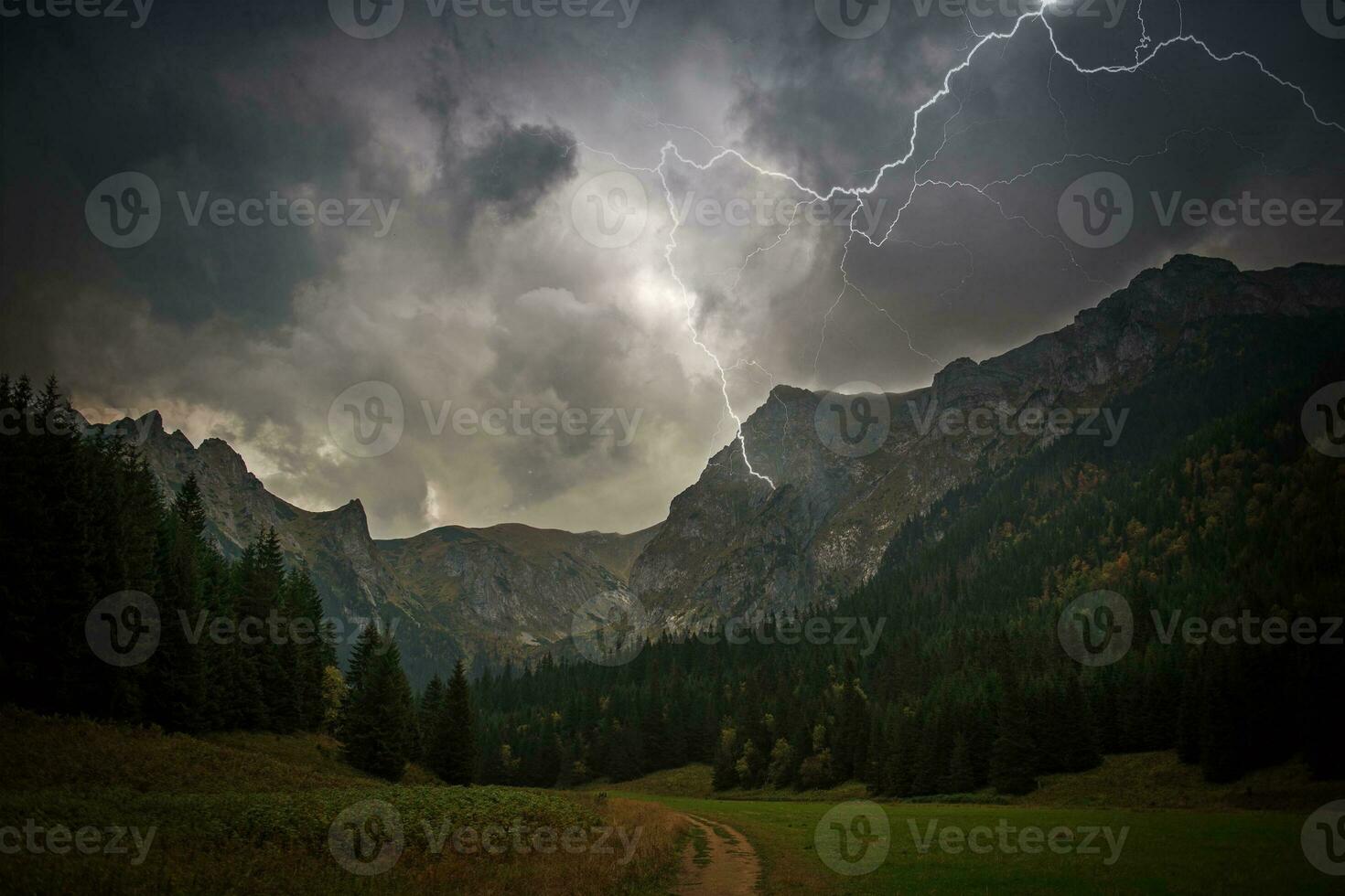 hoog bergen elektrisch storm foto