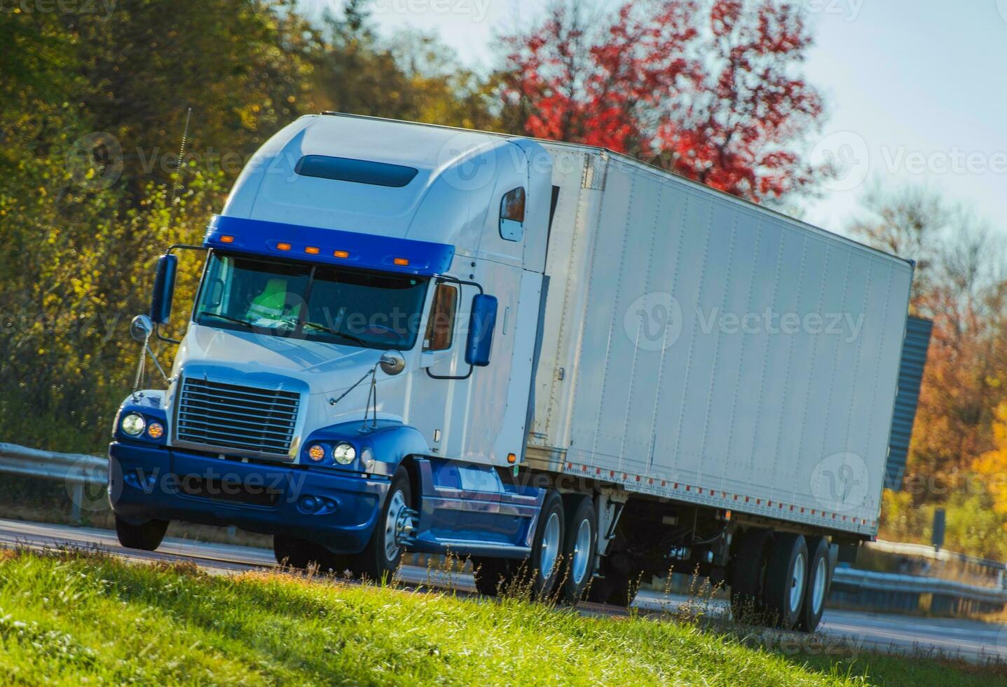 semi vrachtauto Aan een snelweg foto