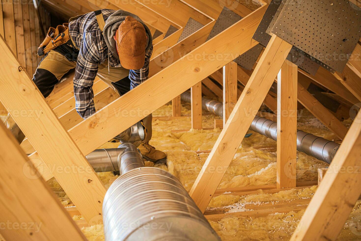 hvac arbeider installeren lucht leidingen foto