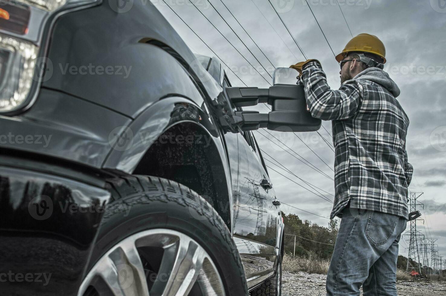 industrieel arbeider en vrachtauto foto