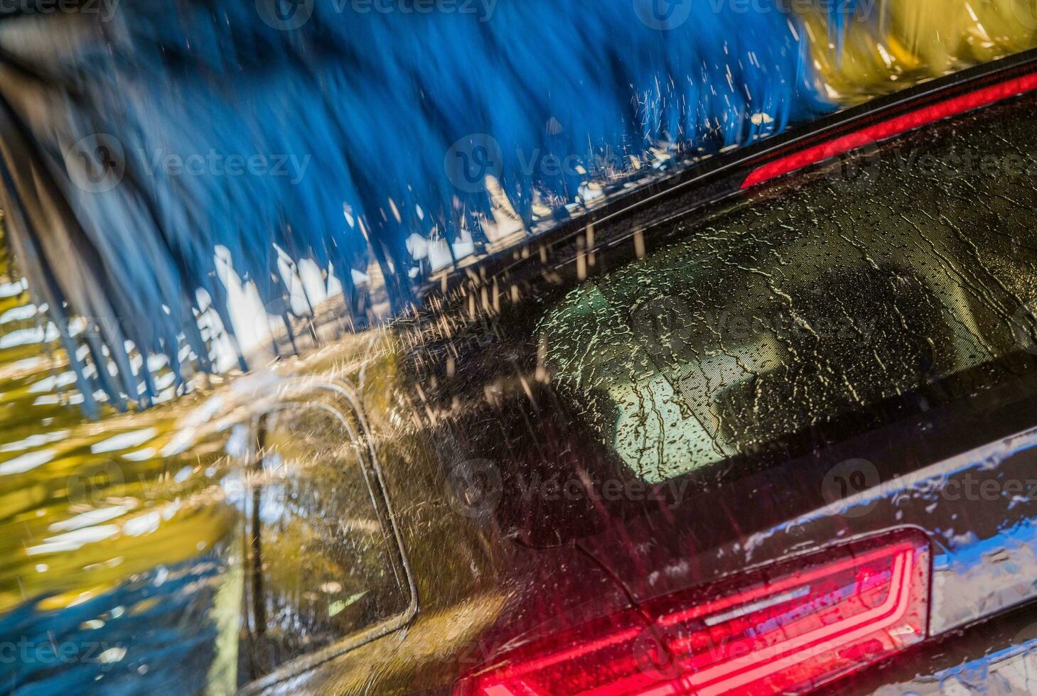 voertuig in de auto wassen foto