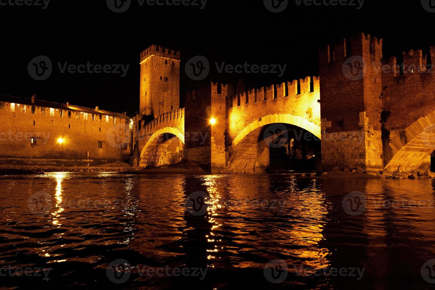 oud kasteel in de adige foto