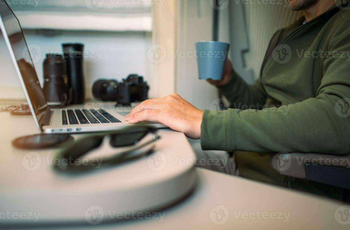 afgelegen computer werk van een camper busje foto