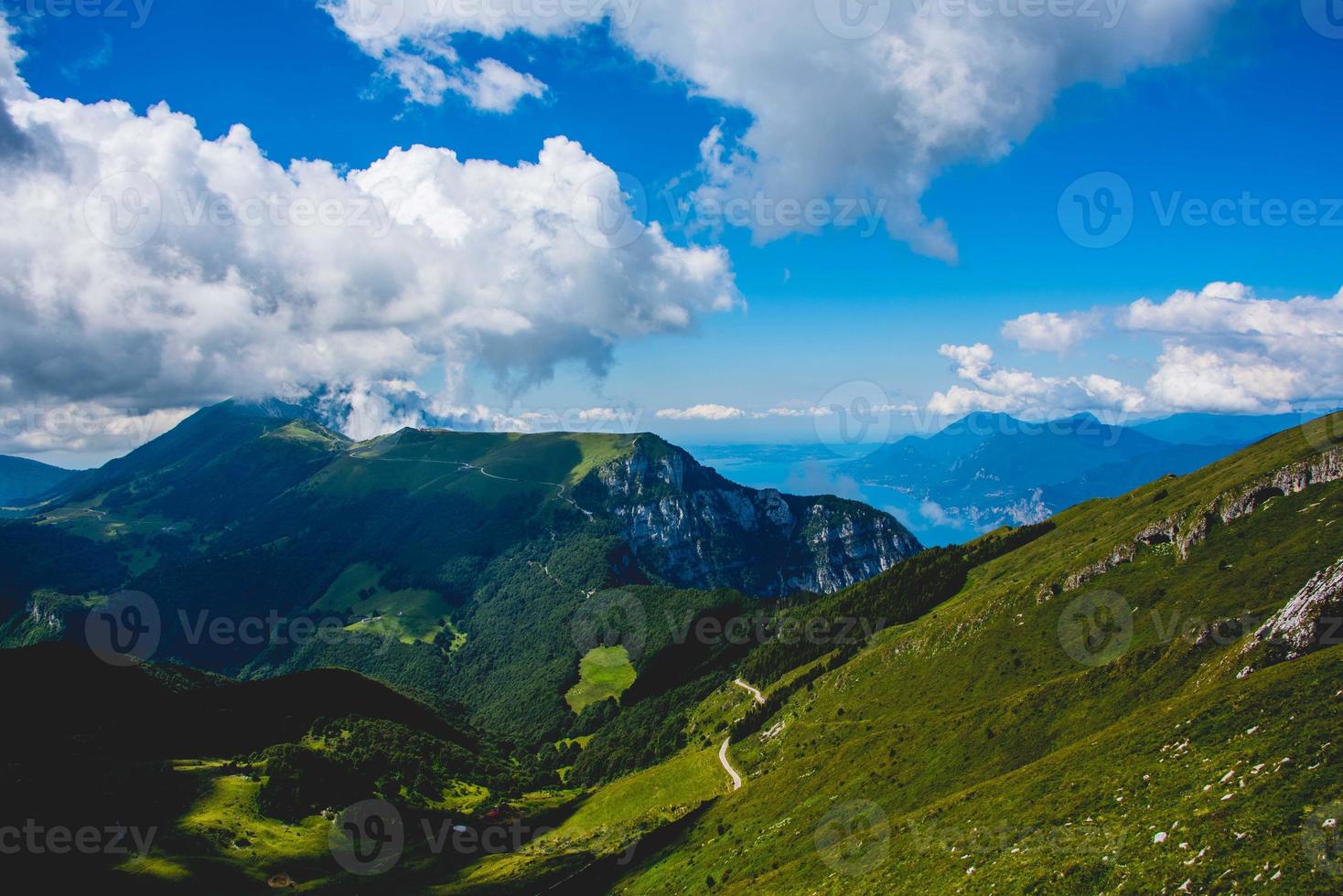 prachtig uitzicht op de toppen van monte baldo foto