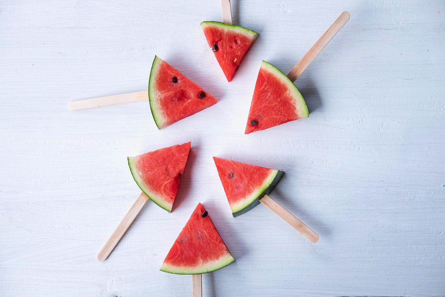 vers watermeloenfruit op tafel foto