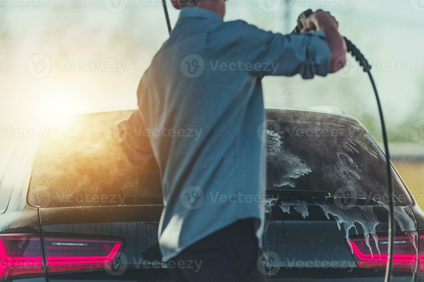 mannen het wassen zijn auto foto