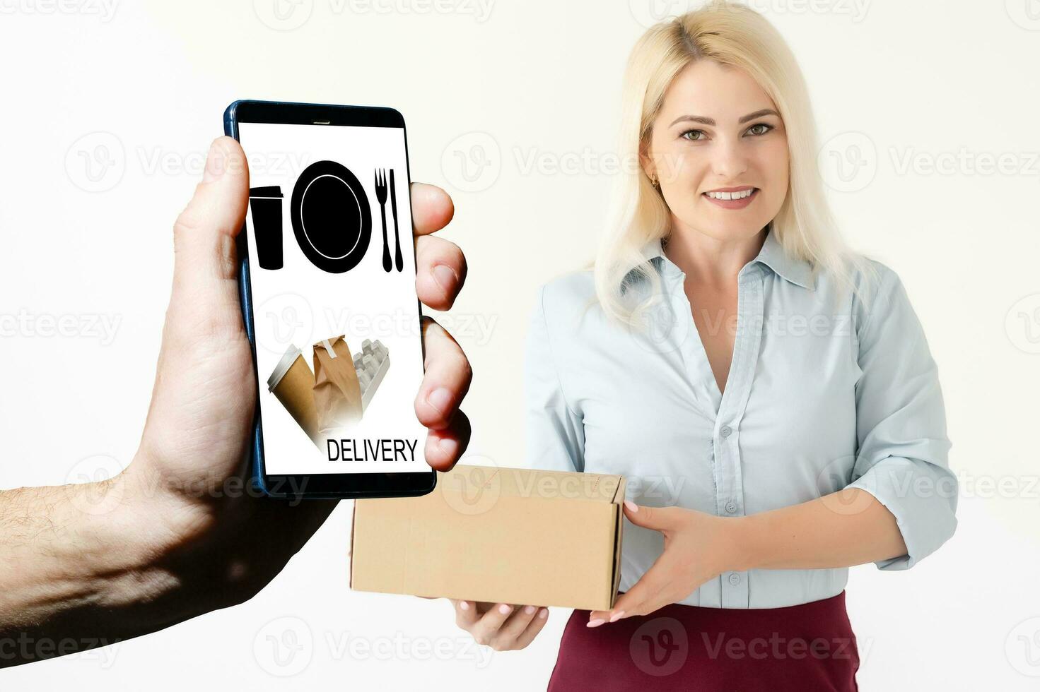 hand- Holding mobiel met bestellen voedsel met wit achtergrond, bestellen voedsel online bedrijf concept. foto