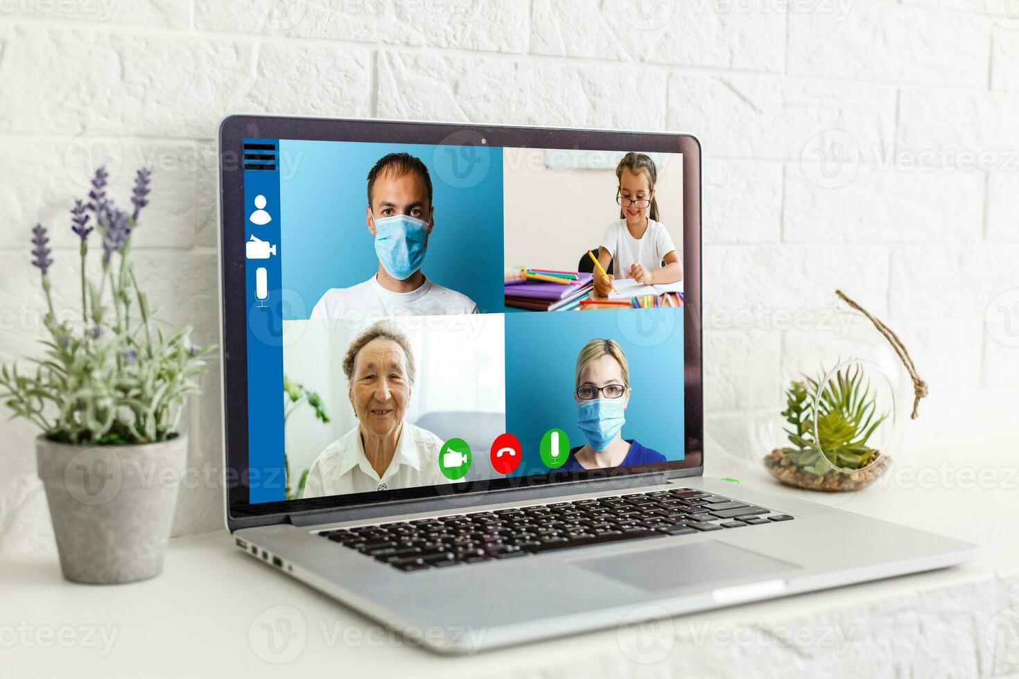 bijgesneden beeld van jong vrouw gebruik makend van laptop voor video conferentie Bij huis foto