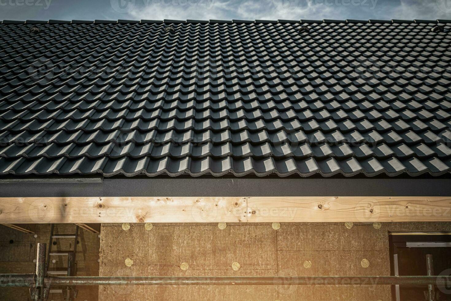 dak gordelroos geïnstalleerd Aan op het dak van nieuw huis. foto