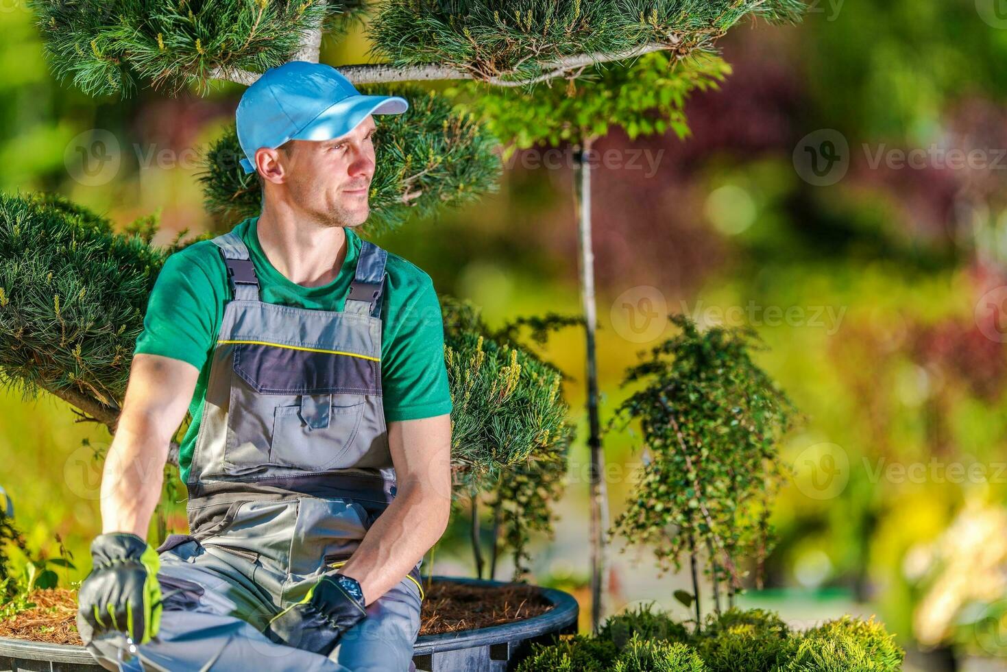 tuinman ontspannende onder boom foto