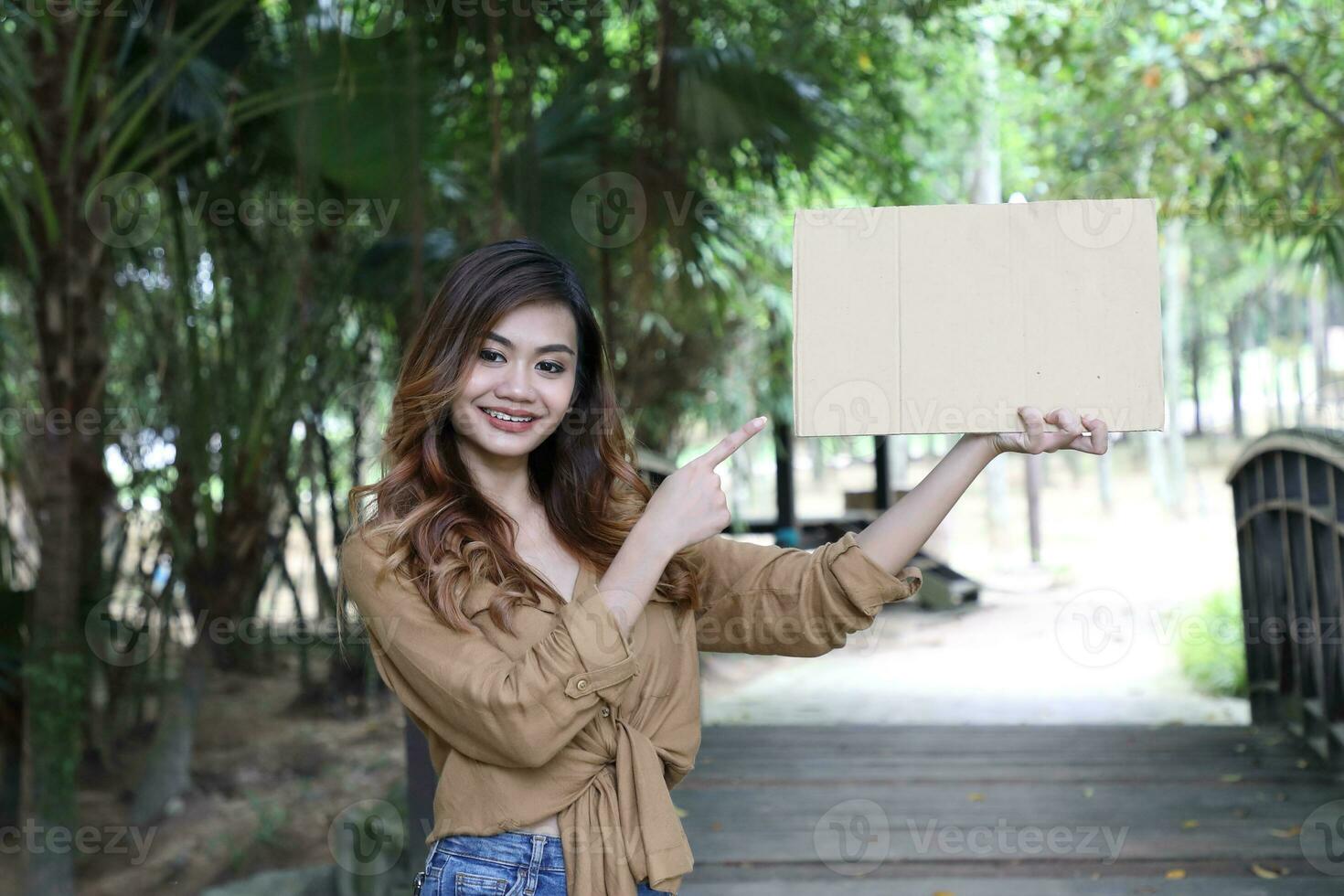 jong Aziatisch Maleis Mens vrouw buitenshuis groen park wandelen praten bespreken mengen foto