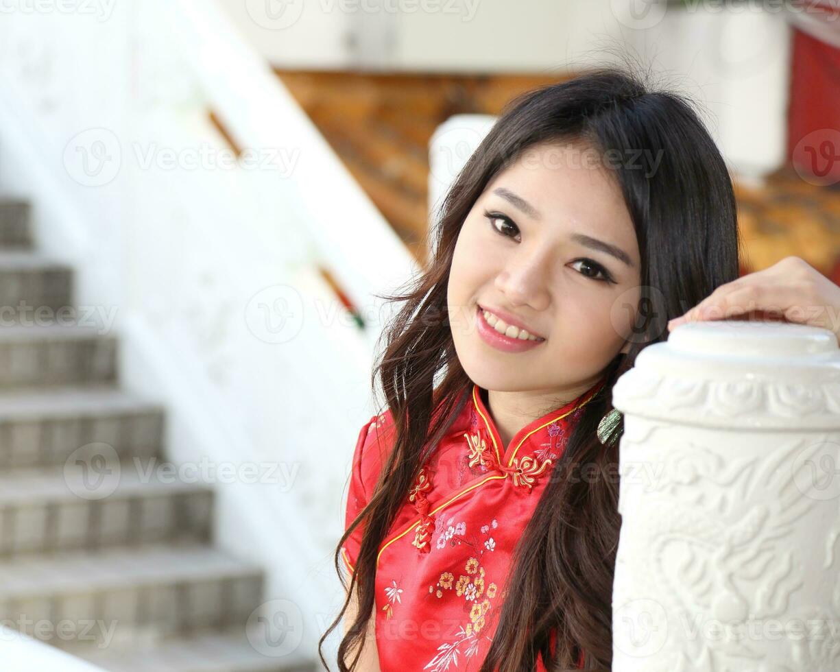 jong zuiden oosten- Aziatisch Chinese Mens vrouw traditioneel kostuum Chinese nieuw jaar groet buitenshuis Bij tempel foto