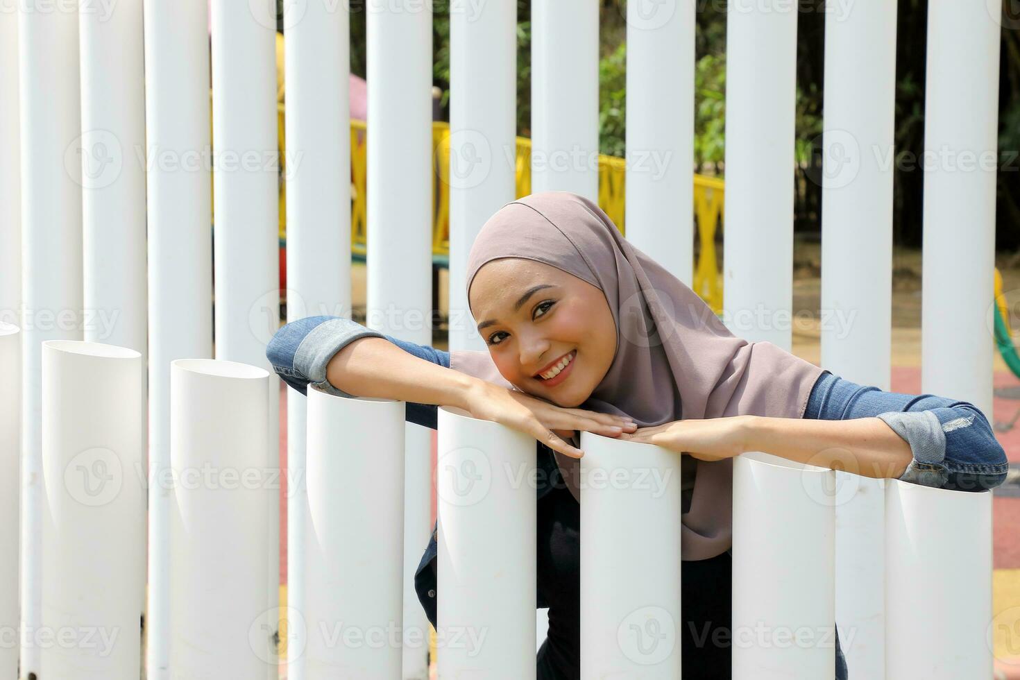 jong Aziatisch Maleis Mens vrouw buitenshuis groen park wandelen praten bespreken mengen foto