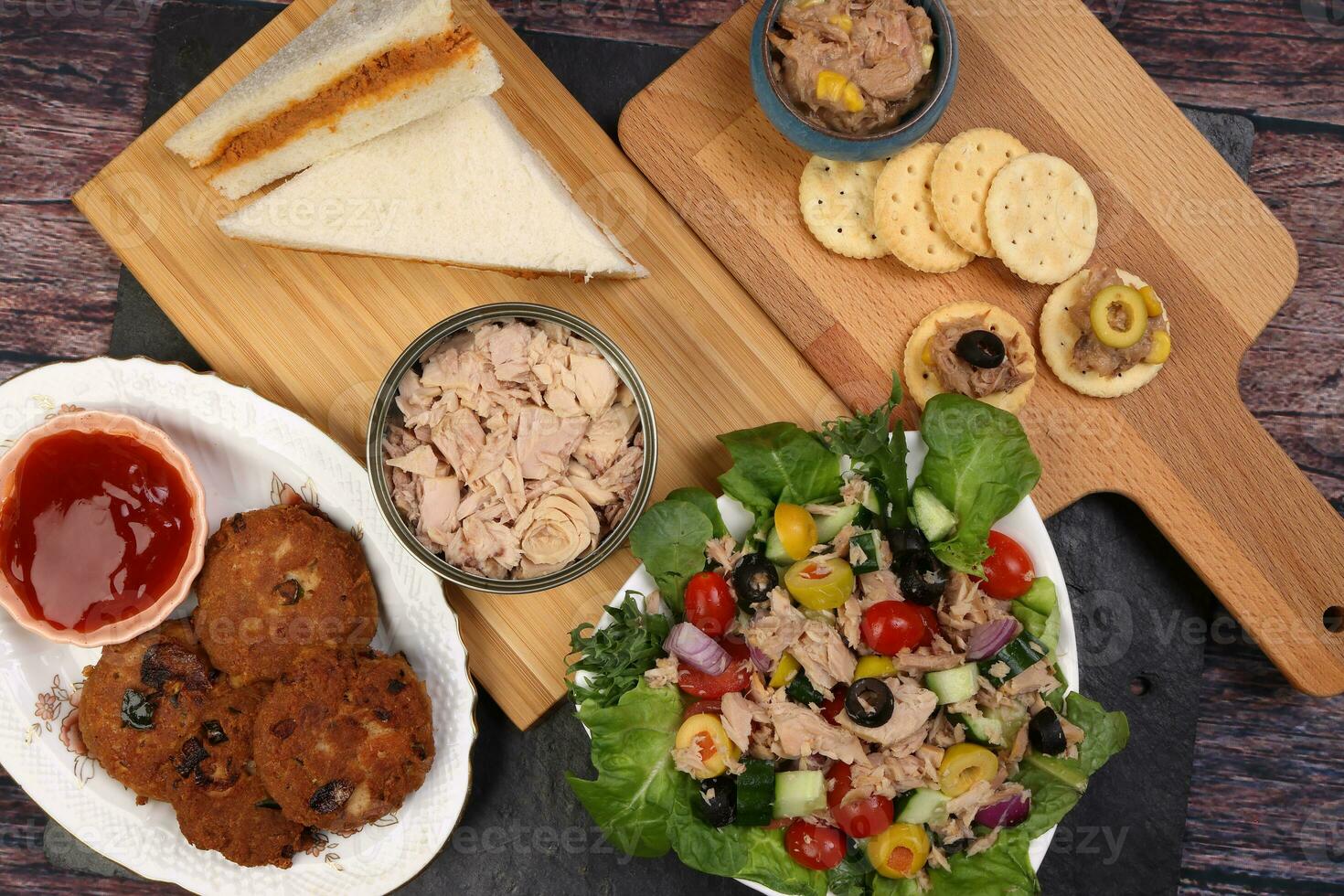 blik kan tonijn vis vlees brok vlok Product recepten salade verspreiding topping tapas kraker belegd broodje pasteitje hamburger kebab Aan houten zwart leisteen bord over- rustiek houten tafel foto