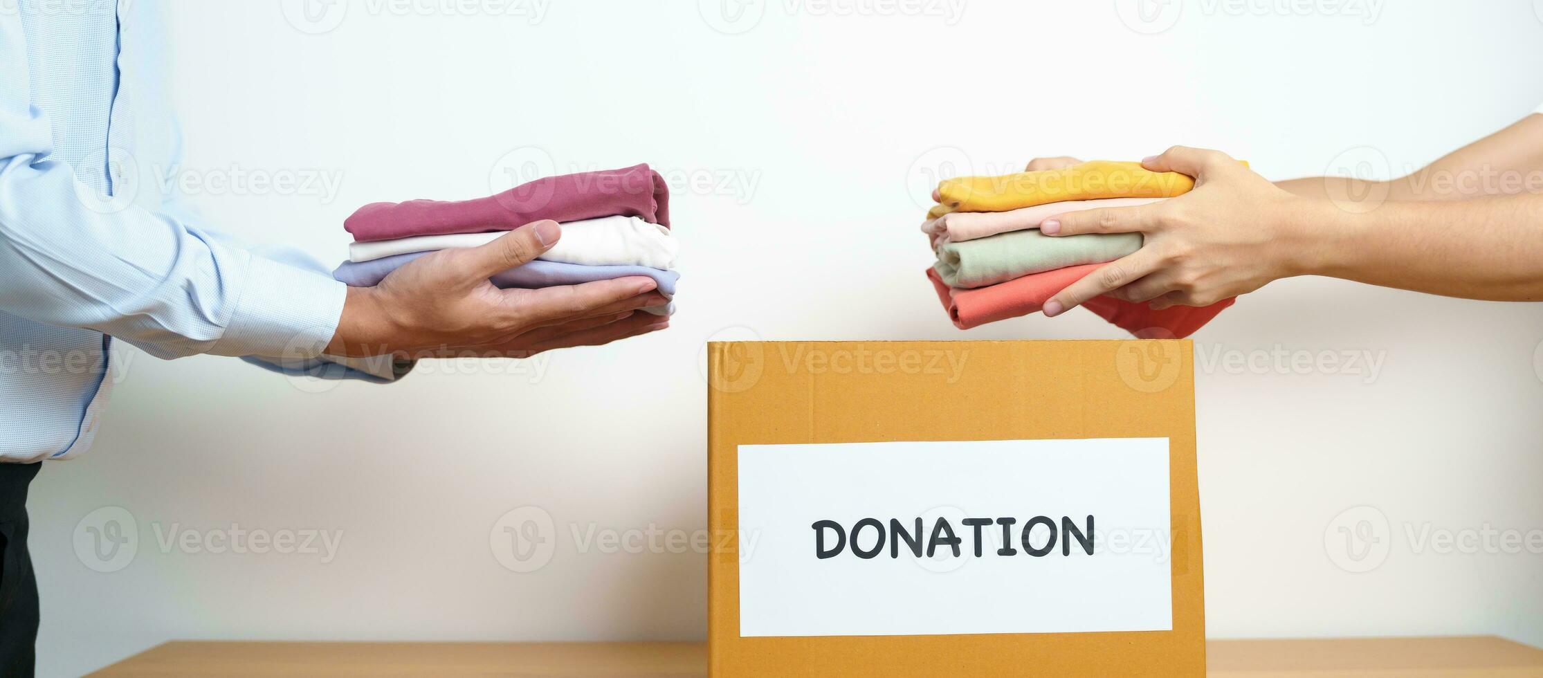 bijdrage, liefdadigheid, vrijwilliger, geven en levering concept. mensen schenken kleren in bijdrage doos Bij huis of kantoor voor ondersteuning en helpen arm, vluchteling en dakloos mensen. kopiëren ruimte voor tekst foto