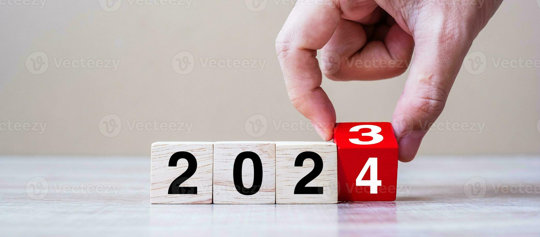 hand- flippen blok 2023 naar 2024 tekst Aan tafel. oplossing, strategie, plan, doel, motivatie, opnieuw opstarten, bedrijf en nieuw jaar vakantie concepten foto