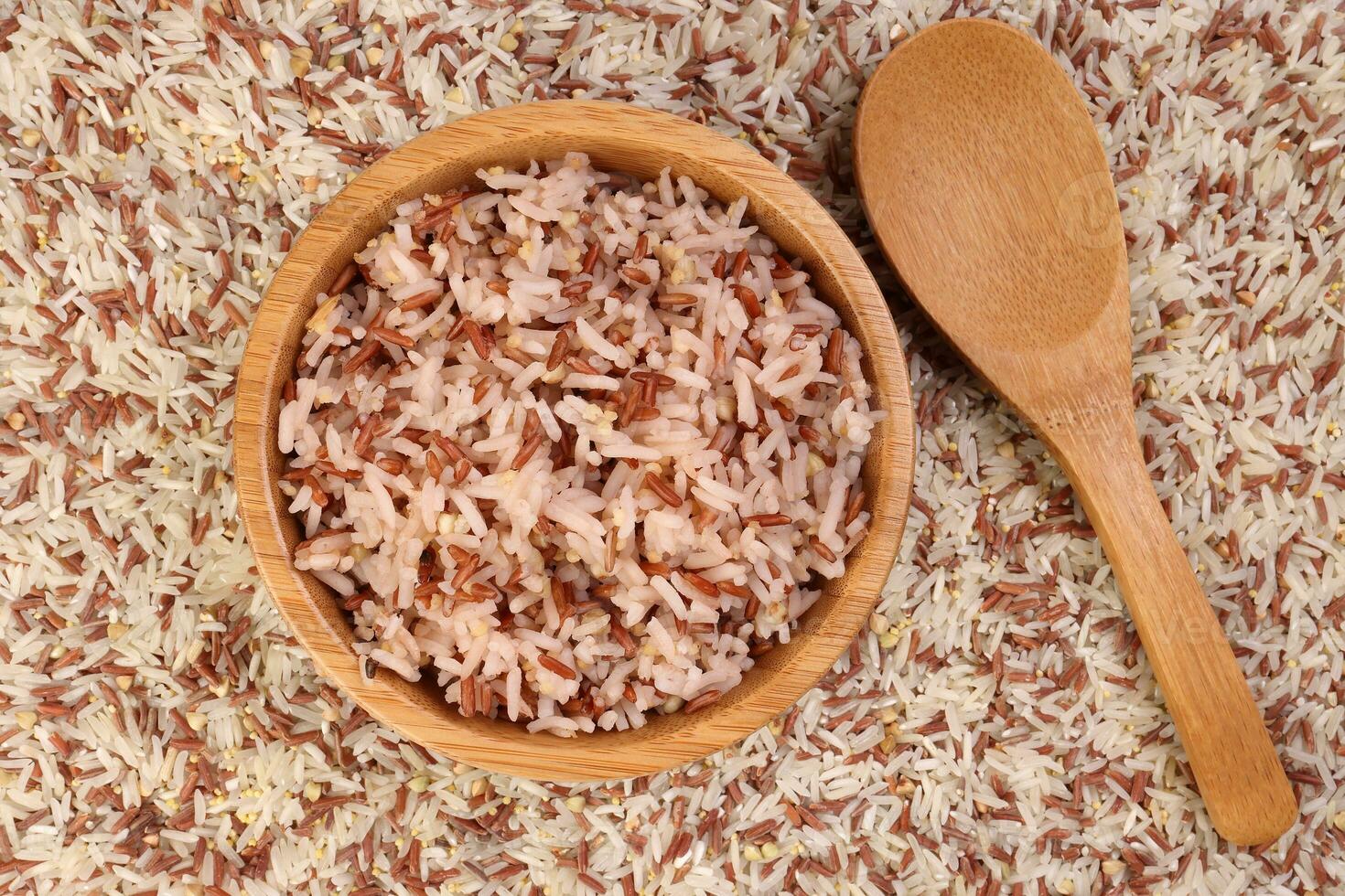 gekookt en rauw gemengd laag glycemisch inhoudsopgave gezond rijst- graan basmati gierst boekweit rood rijst- in houten kom lepel bed van rijst- over- wit achtergrond foto