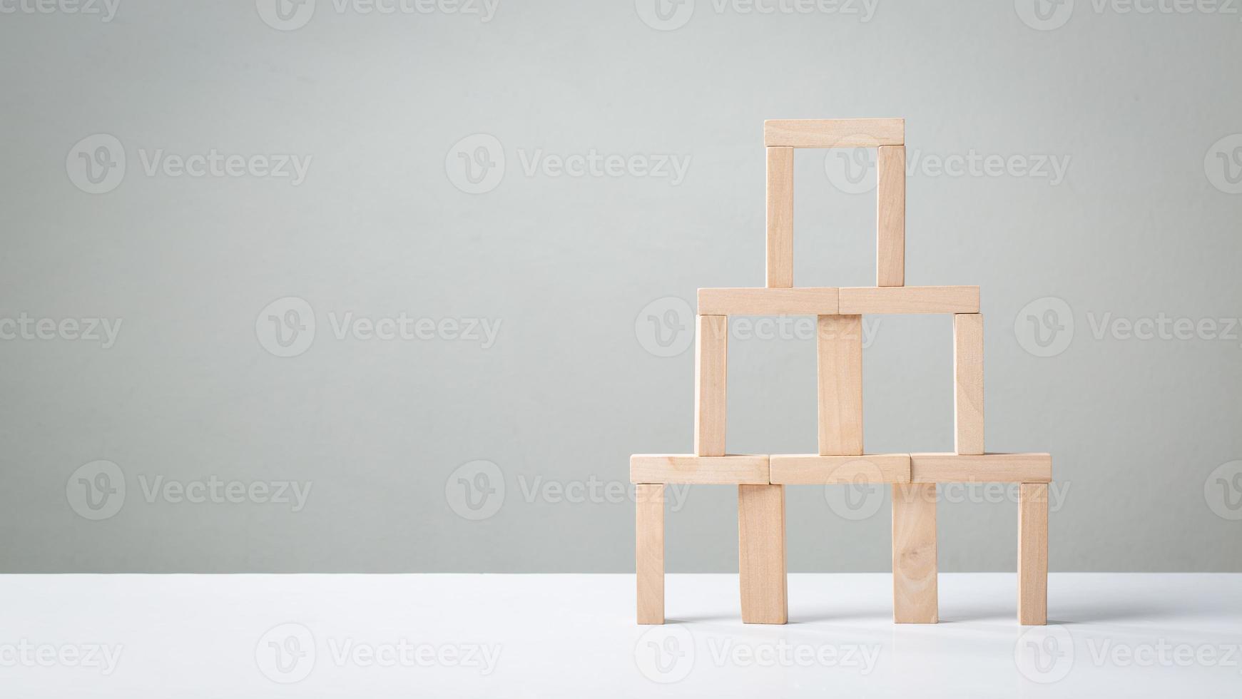 houten blokken gerangschikt in een gebouw foto