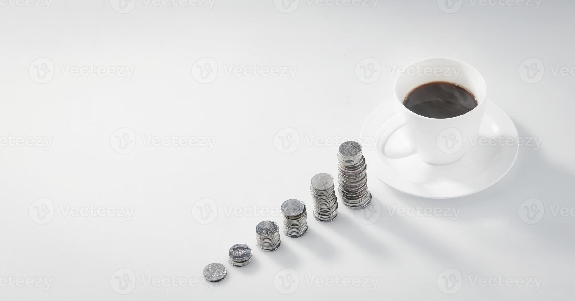 munten stapelen met een koffiekopje foto