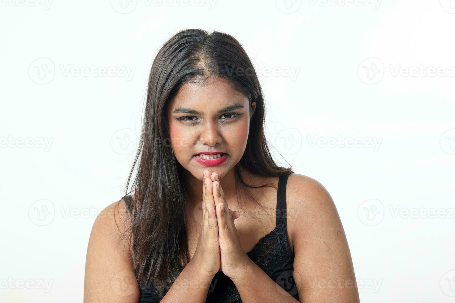 jong aantrekkelijk Aziatisch Indisch vrouw houding gezicht lichaam uitdrukking mode emotie Aan wit achtergrond slecht plan hand- foto