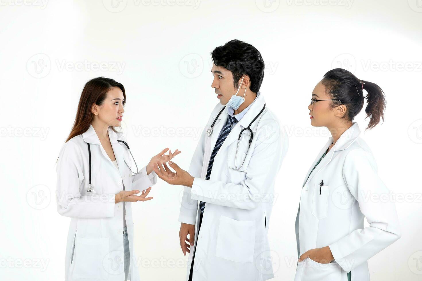 Aziatisch Maleis Chinese mannetje vrouw drie artsen pratend bespreken Aan wit achtergrond foto