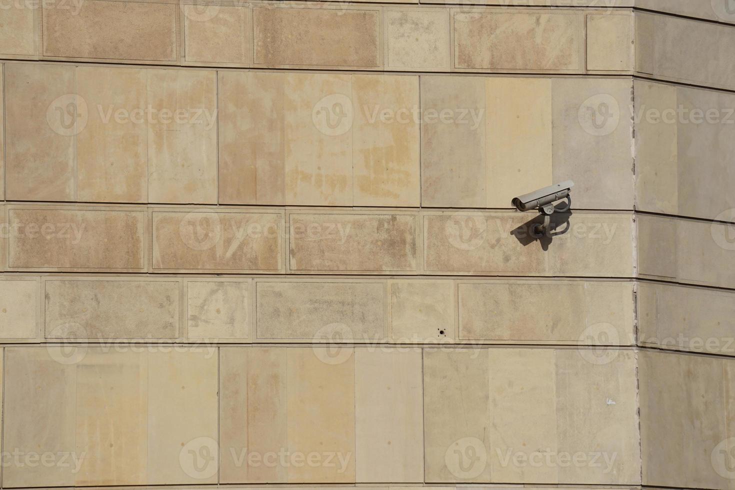 bewakingscamera aan de muur van het gebouw foto