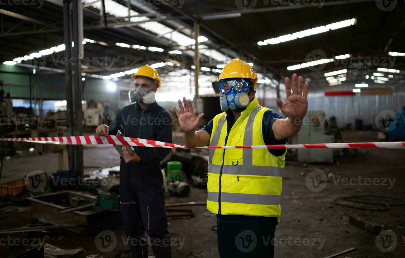 beperkt Oppervlakte, ambtenaren dienst wit en rood strepen naar blok de Oppervlakte waar een chemisch lekken is voorkomen. naar voorkomen individuen van komt eraan in contact met mogelijk gevaarlijk Chemicaliën, foto