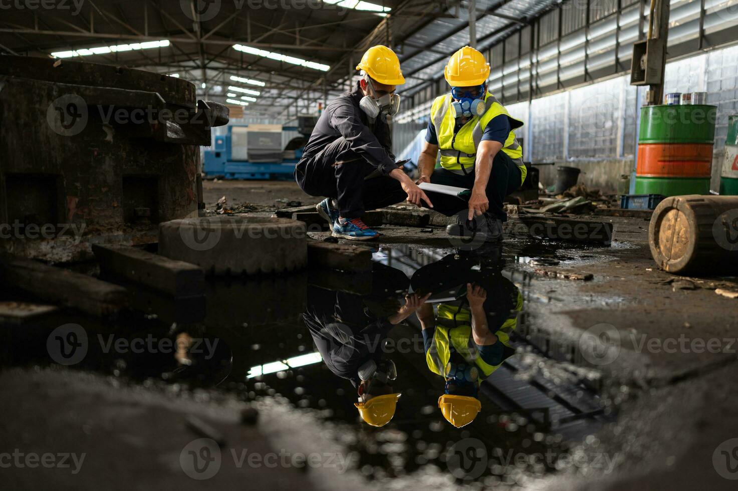 wetenschappers en regering ambtenaren inspecteren en verzamelen chemisch lekken monsters in industrieel plaatsen. naar worden grondig onderzocht in de laboratorium foto