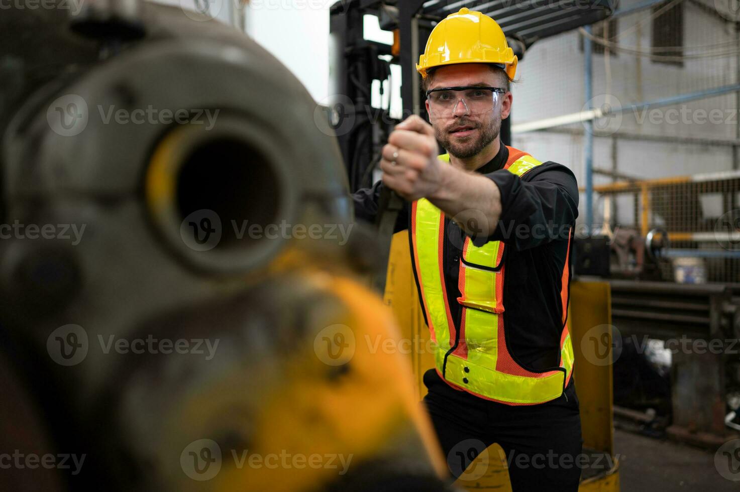 mechanisch ingenieurs invoeren de oud machinerie magazijn naar inspecteren en reparatie gebruikt machinerie met de pakhuizen personeel. foto