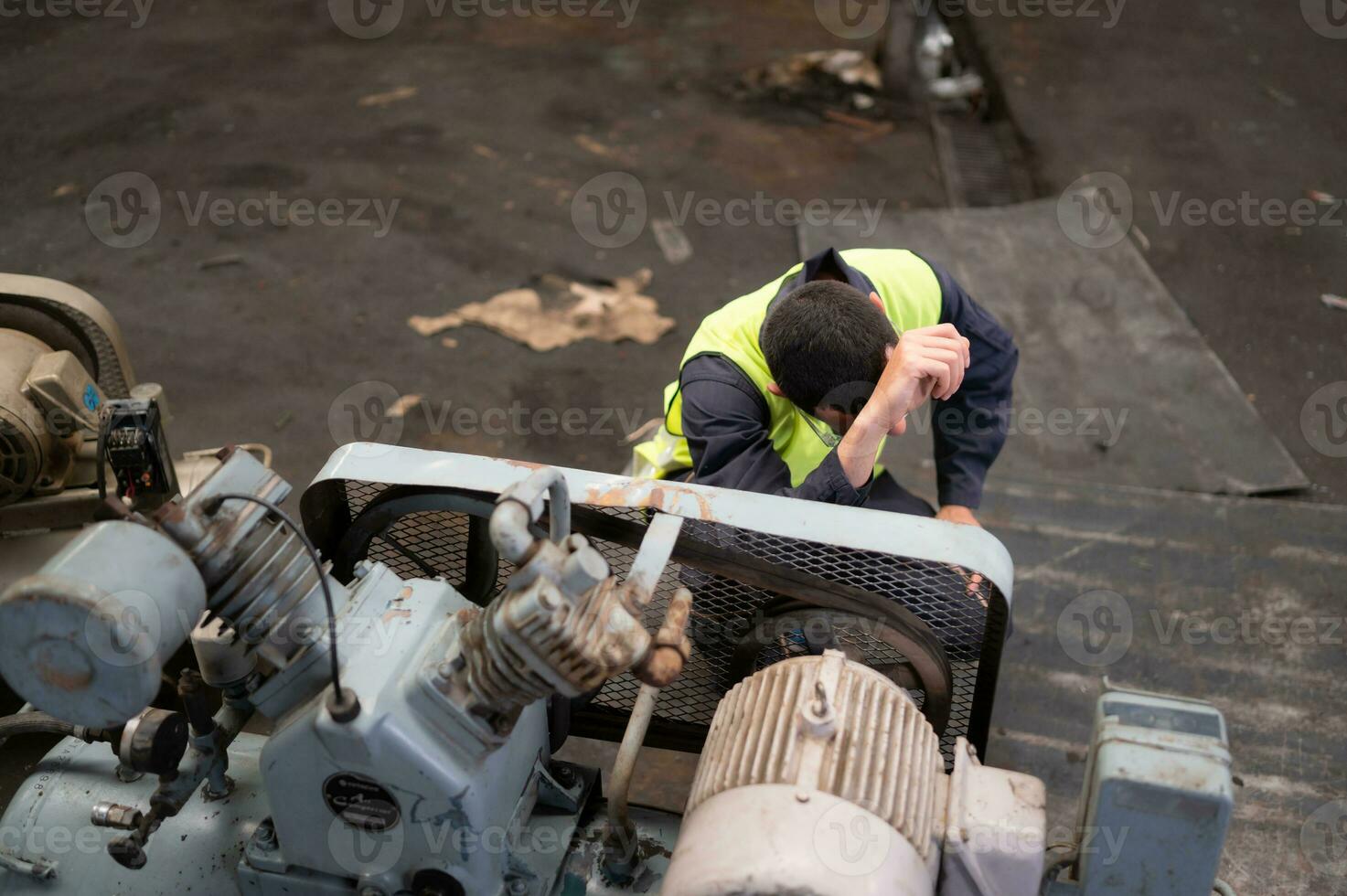 een ingenieur met vermoeidheid van lang en moeilijk werk foto