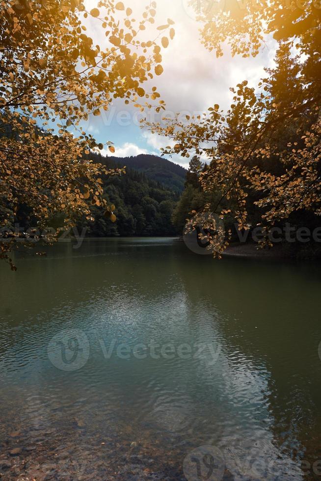 meer in de bergen foto