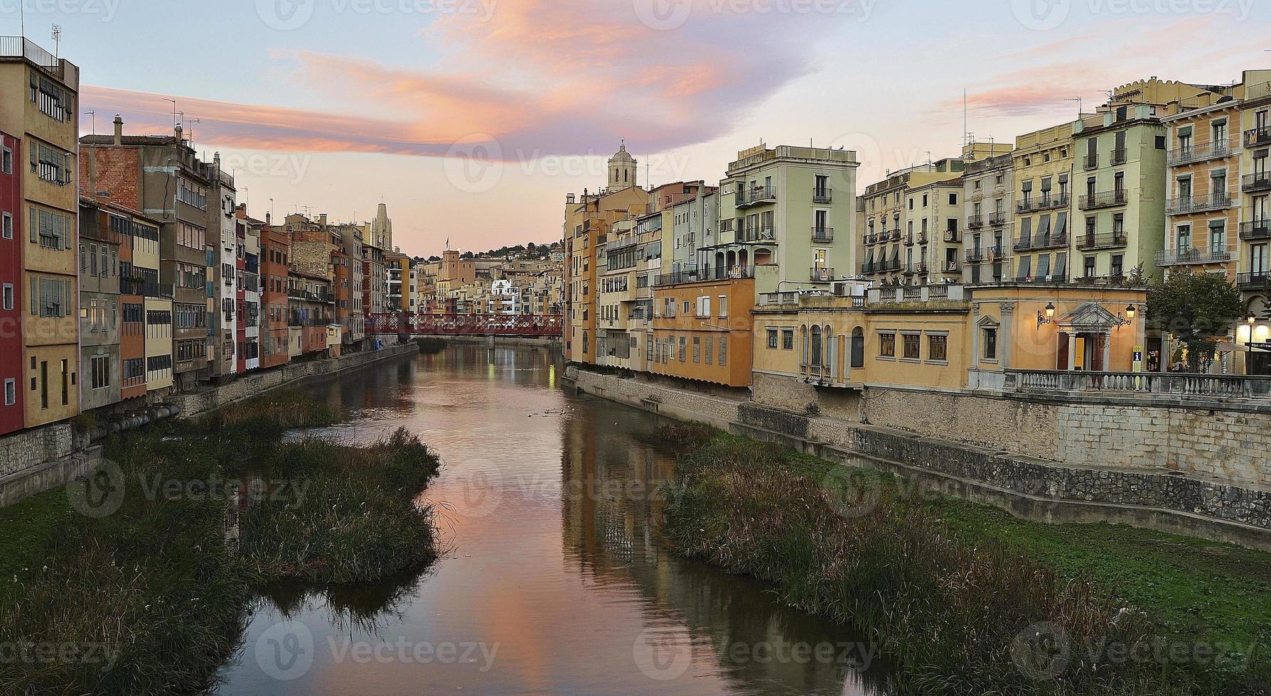 girona stad en rivier bij zonsondergang foto