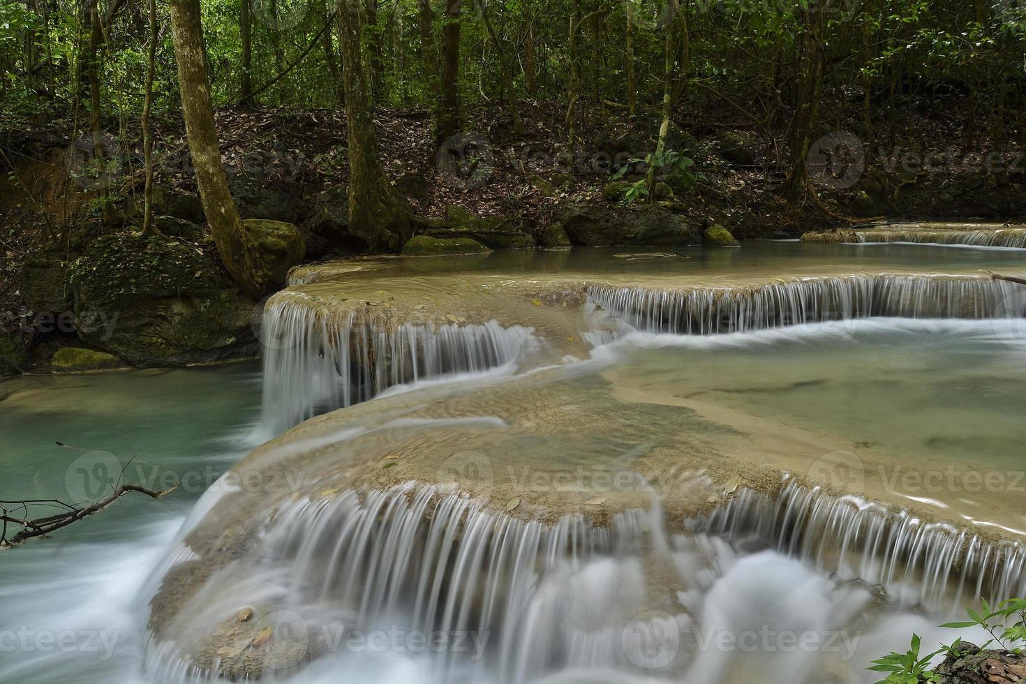 erawan waterval in een bos in thailand foto