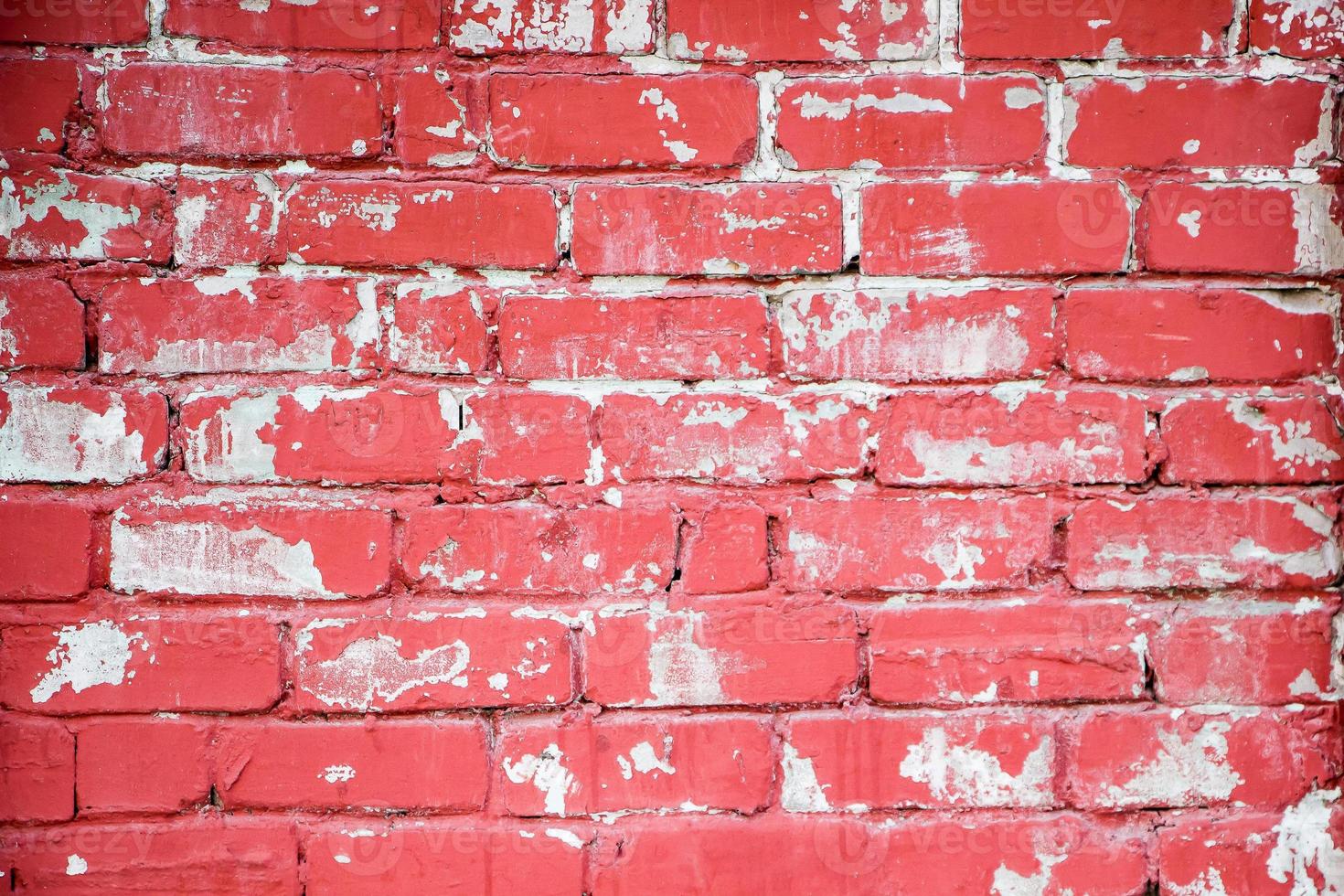 rode bakstenen muur met afbladderende verf foto