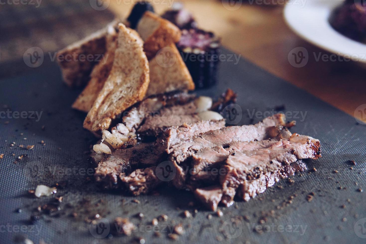 wazig rosbief en maïsbrood geserveerd op tafel foto