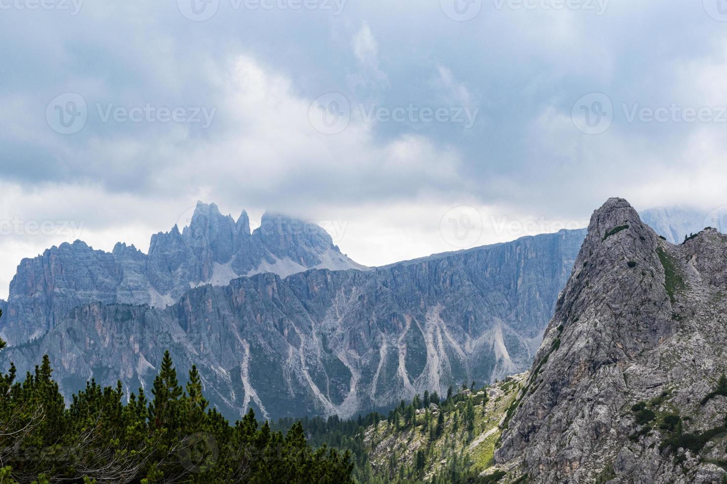 wolken boven de toppen van de Dolomieten foto