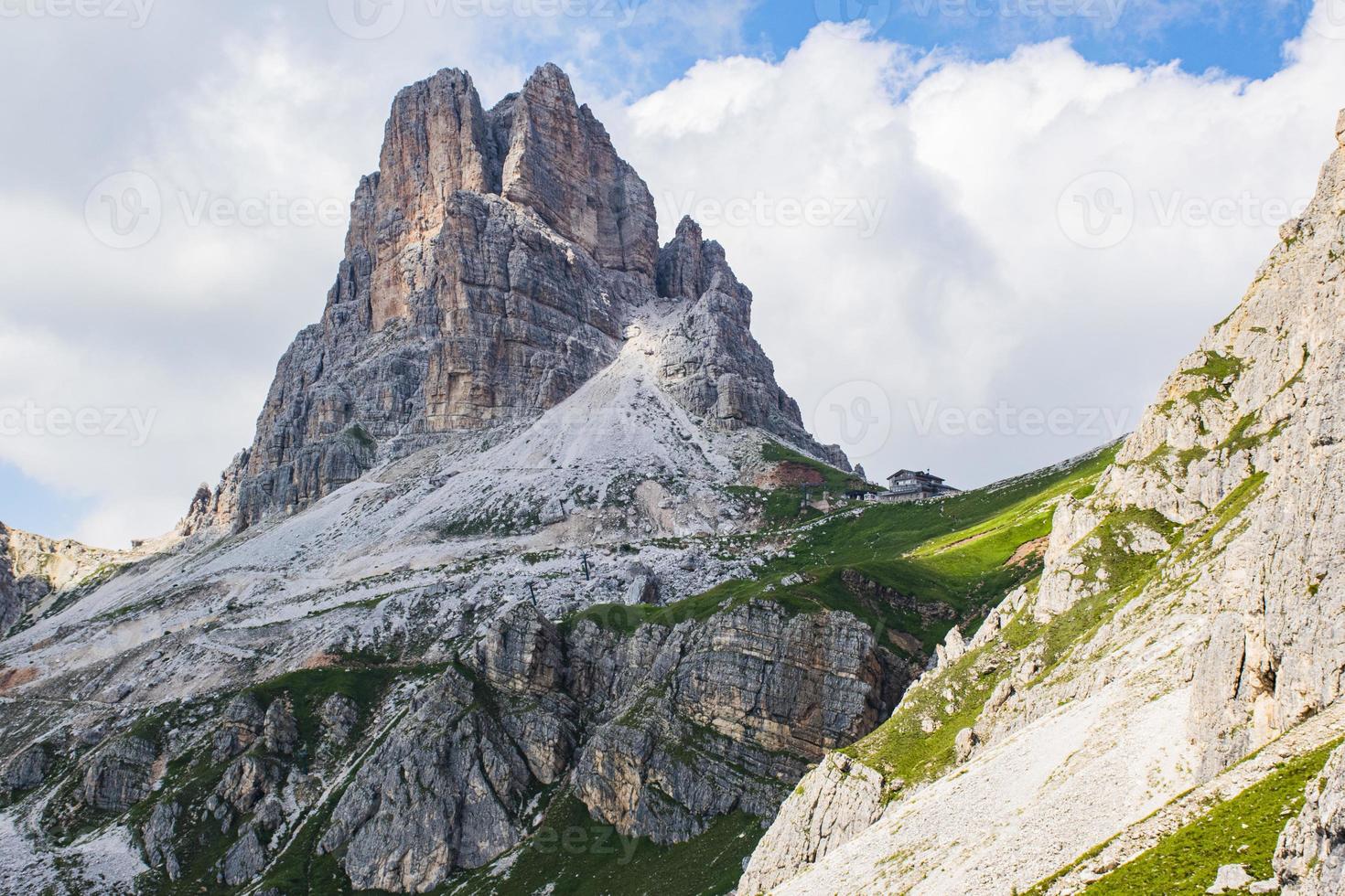 de top van de berg Averau in de Dolomieten bij Cortina foto
