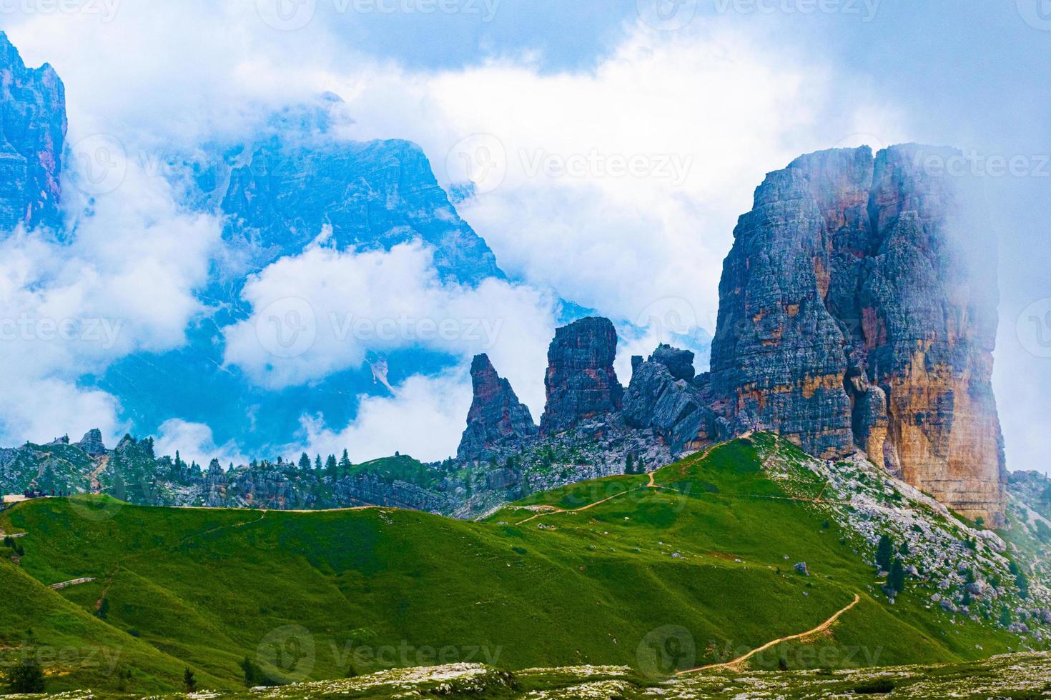 de cinque torri in de dolomieten foto