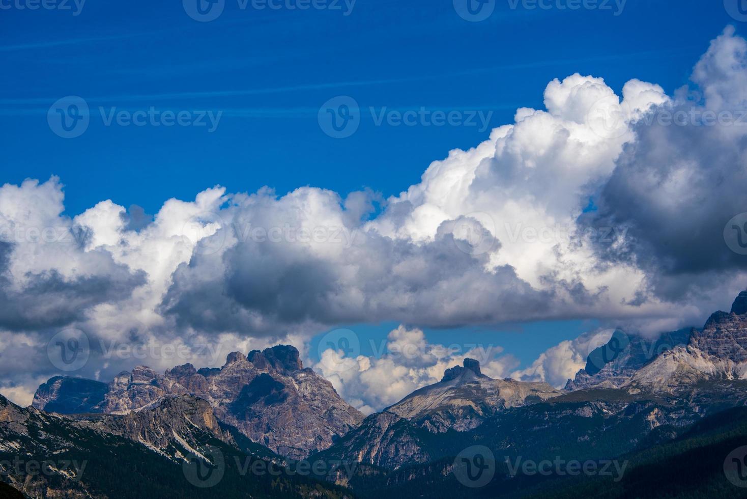 wolken en toppen van de dolomieten foto