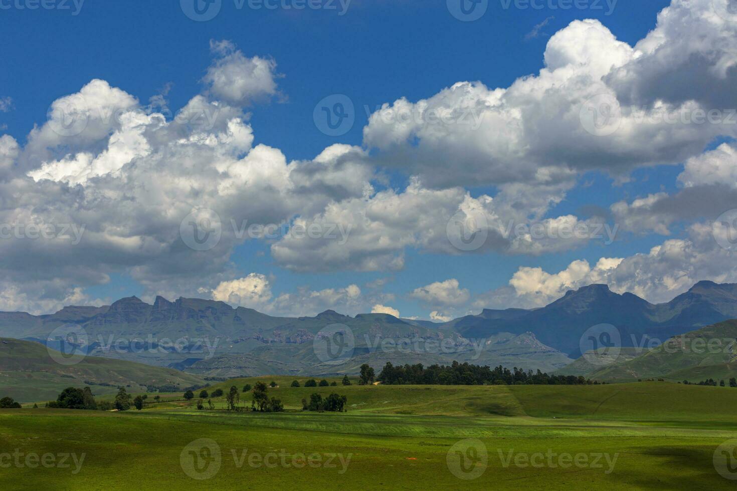 cumulus wolken verzamelen bovenstaand de drakensberg foto