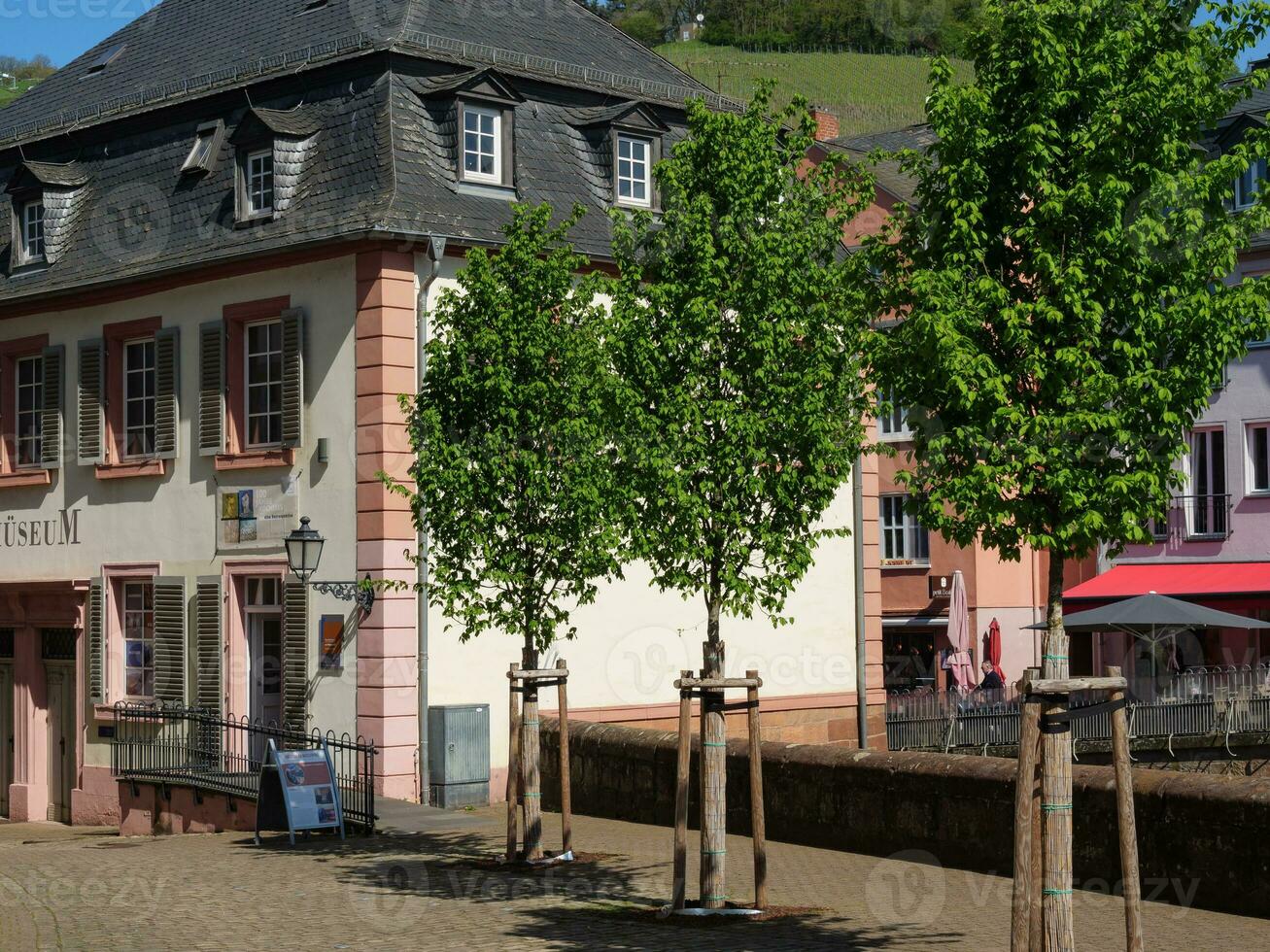 de klein stad van saarburg Bij de saar rivier- in Duitsland foto