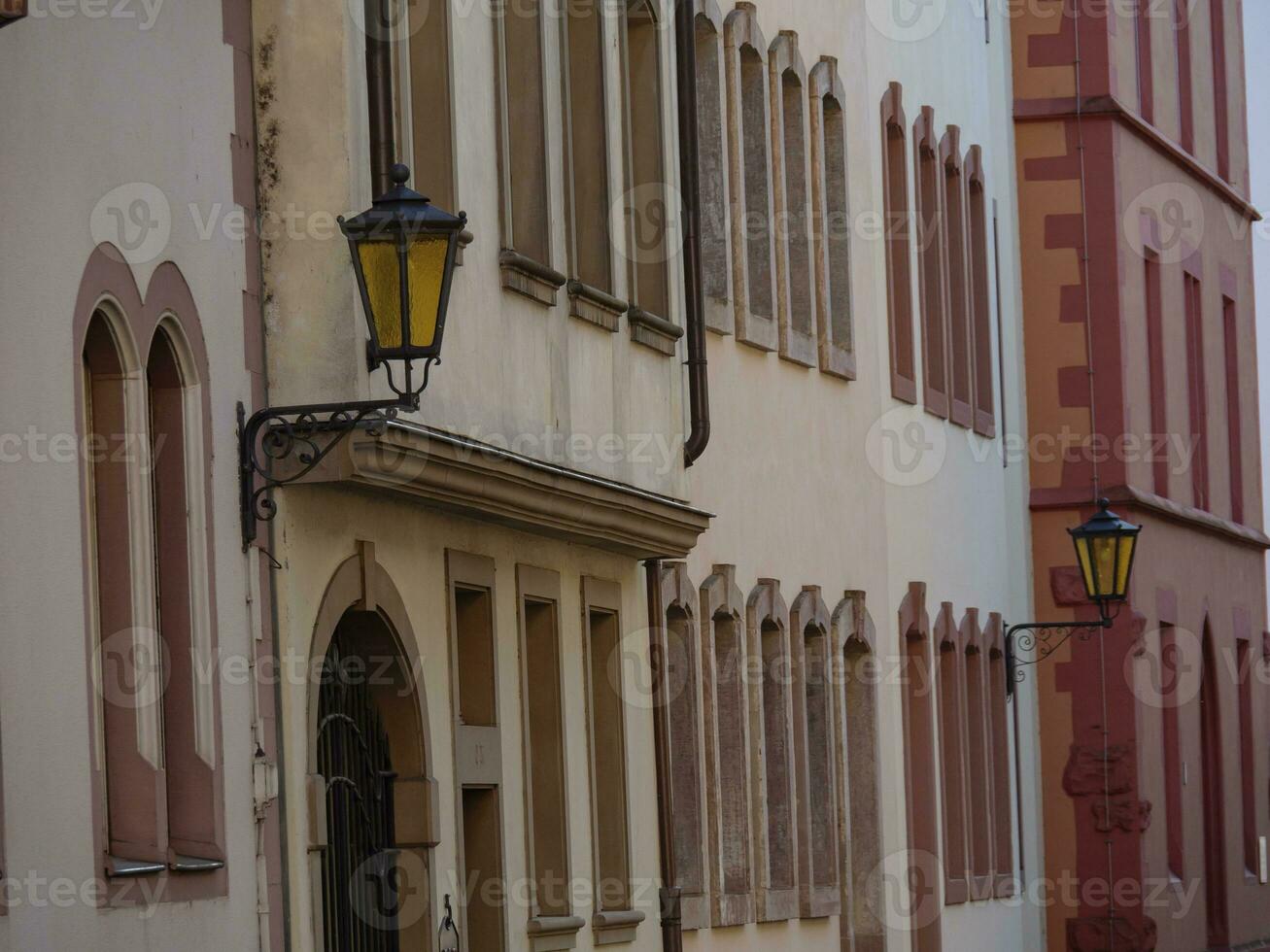 de klein stad van saarburg Bij de saar rivier- in Duitsland foto