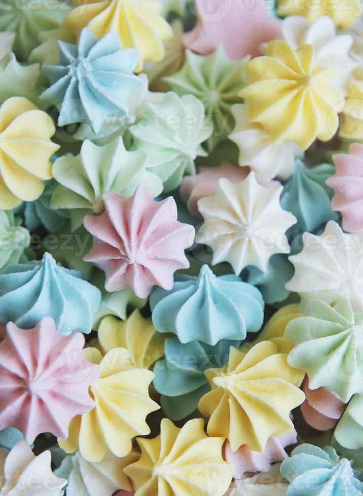 close-up heerlijke meringue koekjes pastel kleuren achtergrond foto