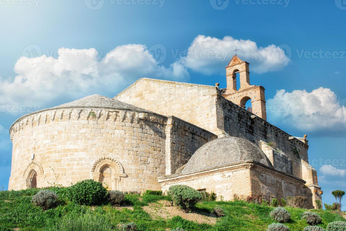 stenen kerk in castiliaans dorp in spanje foto