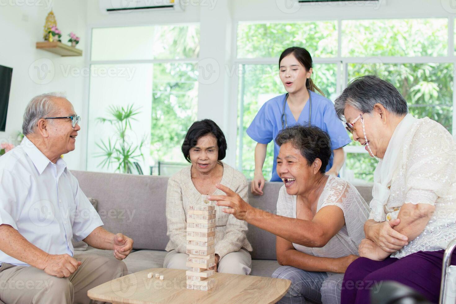 verpleging huis zorg concept. verpleging huis zorg concept. Aziatisch senior burgers aan het doen activiteiten in verpleging huizen. foto