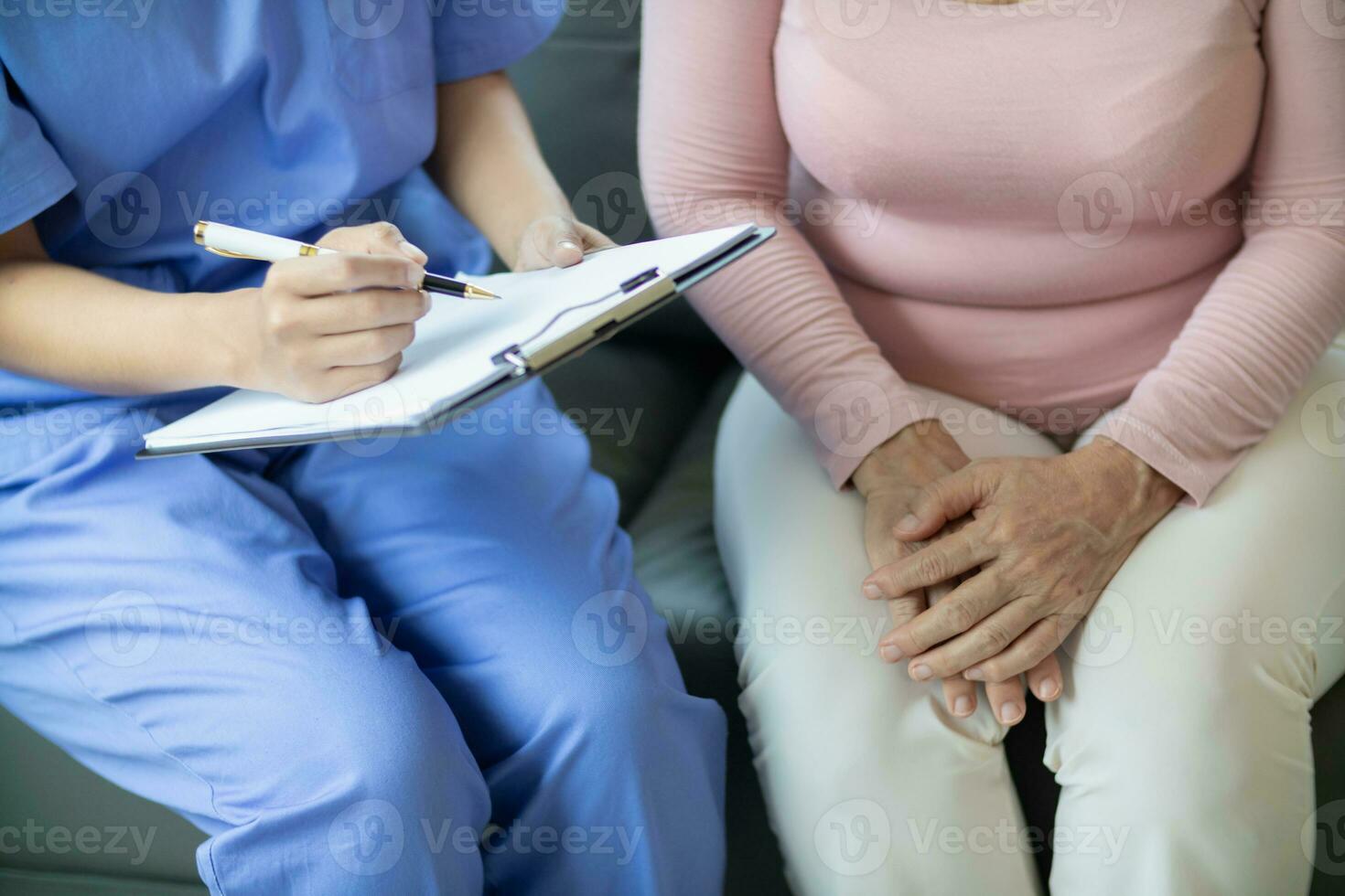 fysiek therapeuten zijn adviseren ouderen persoon naar krijgen hen naar Doen fysiek behandeling Bij regelmatig intervallen. concept van geven advies en aanmoediging naar een ouderen persoon aan het doen fysiotherapie. foto